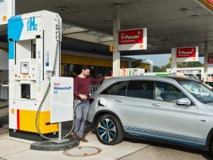 Mercedes-Benz F-Cell refuels at Shell Bremen H2 Station